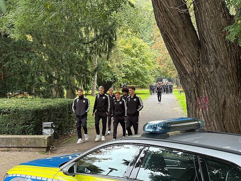 Die Abfahrt des DFB-Teams zum Sinsheim-Spiel steht bevor. Kurz bevor die Fußball-Stars das Heilbronner Parkhotel verlassen, spazieren sie durch Heilbronn.