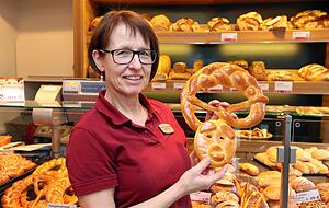 Regina Wirth verkauft die fertigen Exemplare.