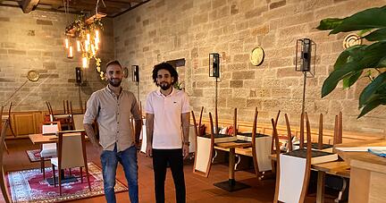 Ahmed Sweid (links) und Mohamad al Mohamad eröffnen am Freitag ihr Restaurant "Orient Bites" im ehemaligen Dorfkrug in Leingarten.
Foto: Susanne Schwarzbürger