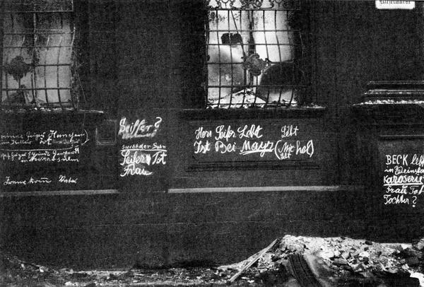 Eine Wand der Ruine des zerstörten Heilbronner Stadtarchivs am Kieselmarkt als Nachrichten-Börse: Menschen schreiben Botschaften - wo Gesuchte sind, ob sie leben, ob sie tot sind.