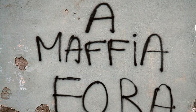 An eine Hausmauer in der korsischen K&uuml;stenstadt Bastia steht auf Korsisch geschrieben &laquo;Mafia raus&raquo;.