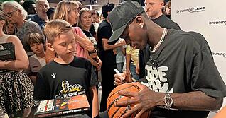 Bei jungen Fans in Ludwigsburg ist Dennis Schröder im Breuningerland Ludwigsburg kurz vor der EM sehr gefragt gewesen.