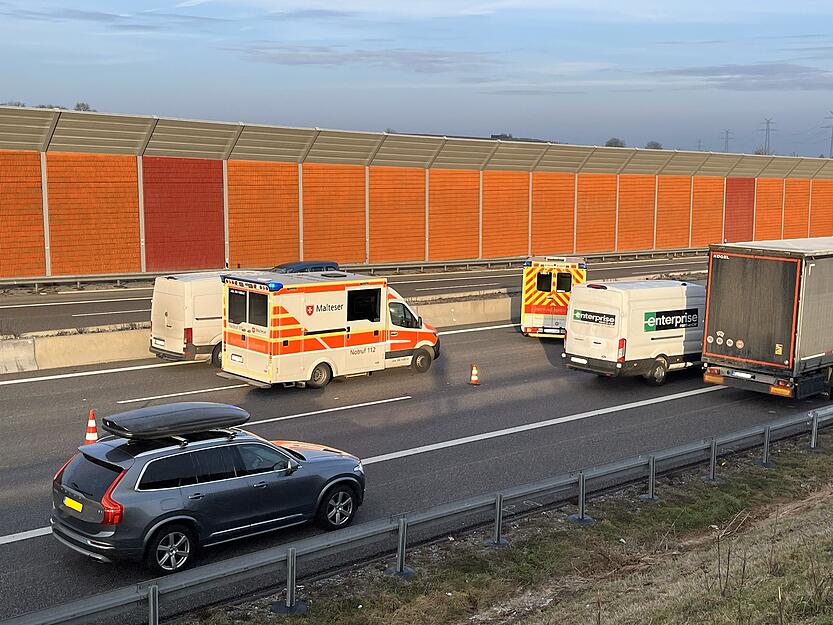 Die Polizei leitete den Verkehr an der Unfallstelle vorbei.