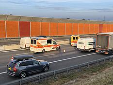 Die Polizei leitete den Verkehr an der Unfallstelle vorbei.