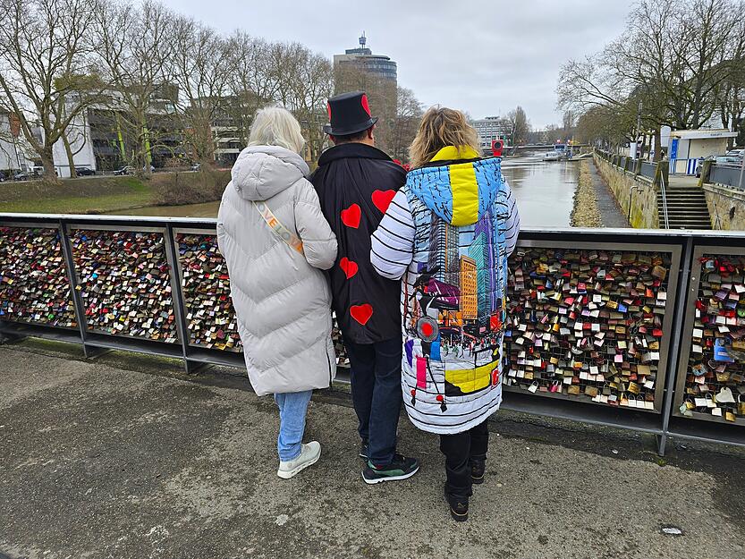 Paare setzen mit einem Liebesschloss an der Götzenturmbrücke ein Zeichen ihrer Verbundenheit. Paare setzen mit einem Liebesschloss an der Götzenturmbrücke ein Zeichen ihrer Verbundenheit.