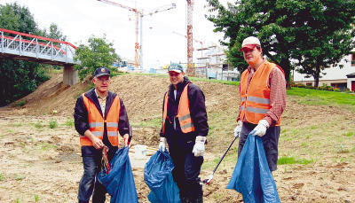 Mit Sack und Pack im Neubaugebiet unterwegs: Verwaltungschef Ralf Steinbrenner (Mitte) und seine Helfer. (Foto: Julia Spors)