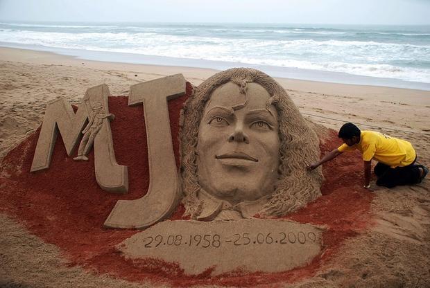 An Indian artist gives a final touch to a sand sculpture representing late US singer Michael Jackson at the beach of Puri, near Bhubaneswar, Orissa, India, 25 June 2010, on the first anniversary of the singer's death. Jackson died in Los Angeles, California, USA, on 25 June 2009 at the age of 50. EPA/STR +++(c) dpa - Bildfunk+++