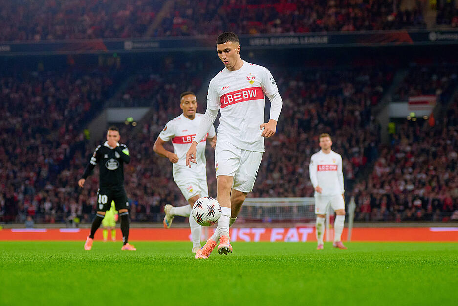 Bilal El Khannouss: Ob El Khannouss bald El Genuss genannt wird? Der Neuzugang zeigte einige technische Schmankerl, spielte starke Pässe und setzte so die Mitspieler in Szene. Kreative Seitenwechsel, die für Gefahr sorgten, kamen von El Khannouss. Arbeitete auch defensiv konsequent und stark mit. Die Krönung: Das Tor zum 2:0. Note: 1,5