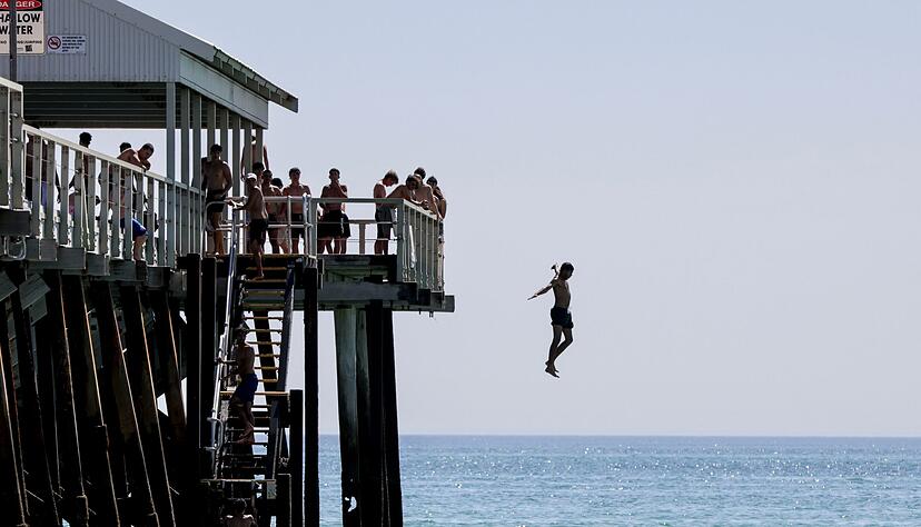 Viele k&uuml;hlten sich bei einem Bad im Meer ab. Weite Teile Australiens leiden unter extremer Hitze mit Temperaturen nahe 50 Grad.