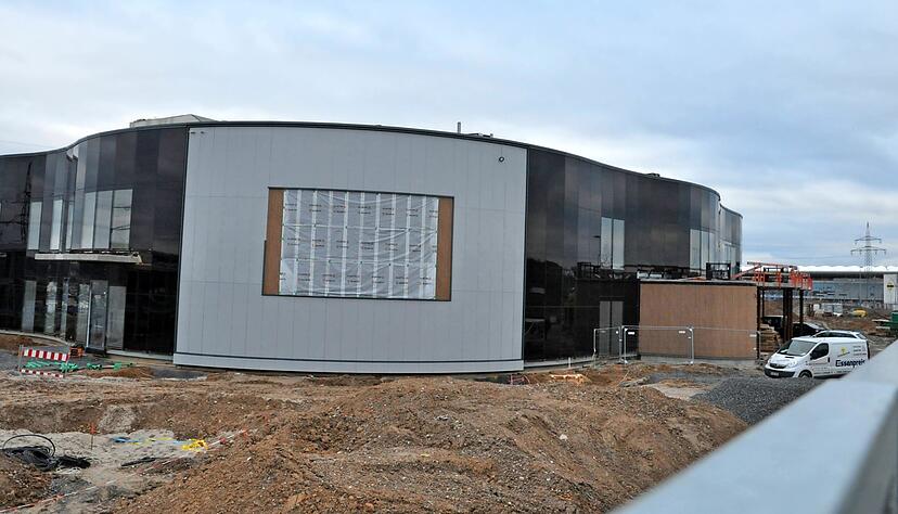 Der Rohbau der Sinsheimer Klima-Arena steht, im Hintergrund ist die Rhein-Neckar-Arena zu erkennen.
Fotos: Alexander Hettich Der Rohbau der Sinsheimer Klima-Arena steht, im Hintergrund ist die Rhein-Neckar-Arena zu erkennen.
Fotos: Alexander Hettich