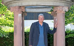 Der scheidende Denkmalpfleger Joachim Hennze im Botanischen Obstgarten Heilbronn.