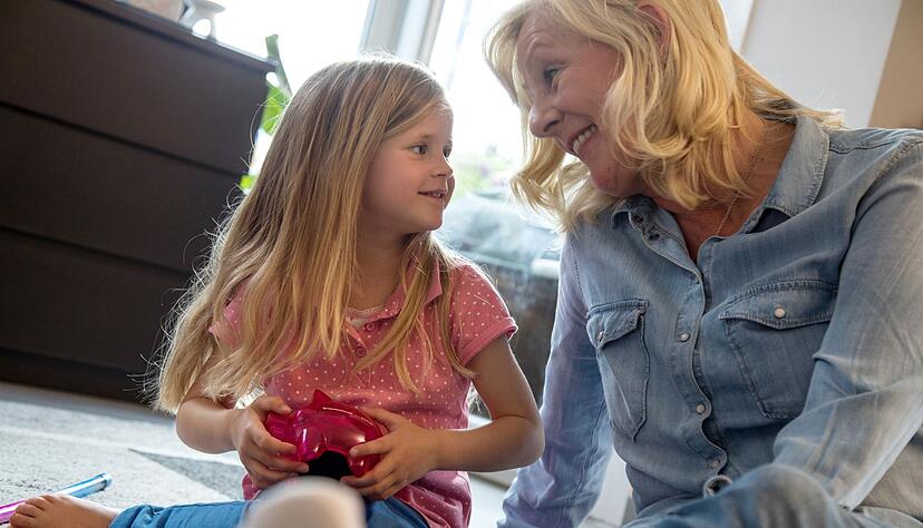 Die ersten Schritte im Umgang mit Geld erfolgen durch die sichere Verwahrung des Taschengelds auf dem Konto.