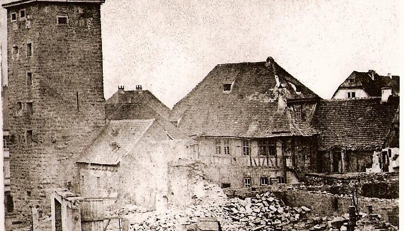 Nach dem Brand im Januar 1873 stehen von den Fachwerkhäusern rund um den Eppinger Pfeifferturm nur noch die Grundmauern. Der Hergang des Verbrechens mit seinen verheerenden Folgen ist gut dokumentiert.