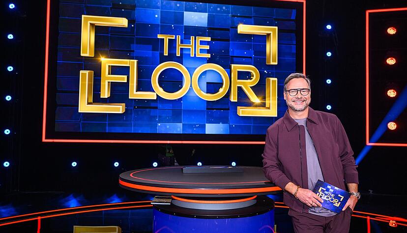 Matthias Opdenh&ouml;vel moderiert die Quizsendung am Donnerstagabend, in der 100 Kandidaten um einen Preis von 100.000 Euro k&auml;mpfen.