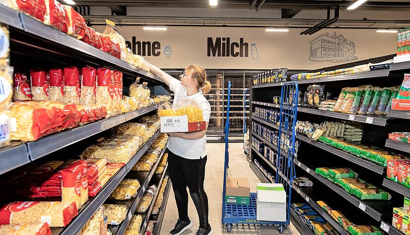 330 Meter Regale im 1300 Quadratmeter neuen Supermarkt wollen gef&uuml;llt sein. Mitarbeiter von Thorsten Frank sowie Besch&auml;ftigte von Edeka Vertrieb sind seit dieser Woche damit besch&auml;ftigt, rund 16?000 Artikel einzur&auml;umen.
Fotos: Andreas Veigel