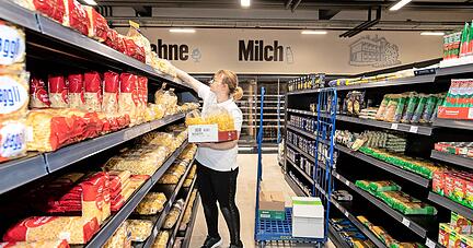 330 Meter Regale im 1300 Quadratmeter neuen Supermarkt wollen gefüllt sein. Mitarbeiter von Thorsten Frank sowie Beschäftigte von Edeka Vertrieb sind seit dieser Woche damit beschäftigt, rund 16?000 Artikel einzuräumen.
Fotos: Andreas Veigel 330 Meter Regale im 1300 Quadratmeter neuen Supermarkt wollen gefüllt sein. Mitarbeiter von Thorsten Frank sowie Beschäftigte von Edeka Vertrieb sind seit dieser Woche damit beschäftigt, rund 16?000 Artikel einzuräumen.
Fotos: Andreas Veigel