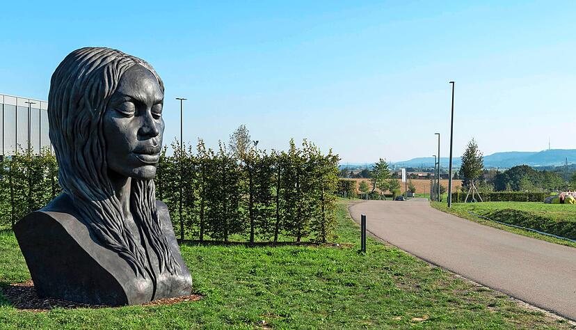Eine der überwiegend monumentalen Skulpturen, die die Verbindung von Hohenloher Landschaft, Architektur und Kunst markieren: Helga Vockenhuber, "Die Neue Eva", 2012, Bronze 300 x 200 x 140 Zentimeter.
Fotos: Julia Schambeck/Ulrich Schmitt