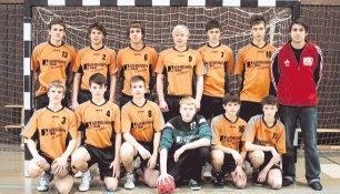 Die erfolgreichen Handball-B-Junioren des TB Richen. Hinten von links: Stefan Gottstein, Lukas Sommerfeld, Julian M&uuml;ller, Jochen Schwenda, Adrian Clausing, Marc Ziegler, Trainer Patrick Dittkowski. Vorne: Frederik Nagel, Patrick Hecker, Marius Michel, Andre Duwe, Thomas Mairhofer, Alexander Maier.Foto: S&ouml;nke Brenner