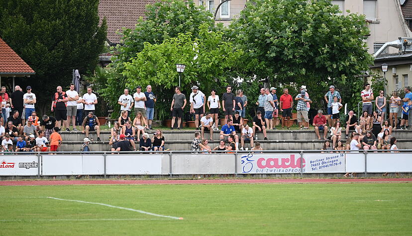 Die einzelnen Gruppen im Stadion halten Abstand zueinander. Foto: Katrin Draskovits Die einzelnen Gruppen im Stadion halten Abstand zueinander. Foto: Katrin Draskovits