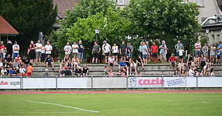 Die einzelnen Gruppen im Stadion halten Abstand zueinander. Foto: Katrin Draskovits Die einzelnen Gruppen im Stadion halten Abstand zueinander. Foto: Katrin Draskovits