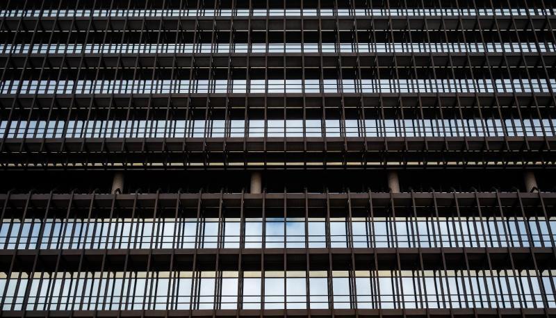 Der Himmel spiegelt sich auf der Fassade aus Glas und Stahl des Deutschen Patentamts in M&uuml;nchen.