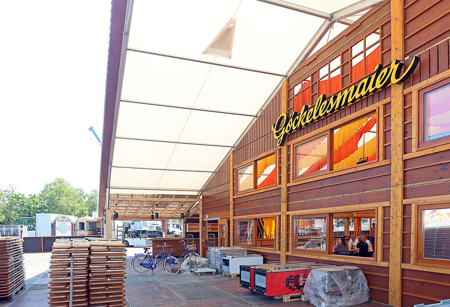 Das Team von Göckelesmaier richtet den Gastronomiebereich für das Volksfest in Heilbronn ein.