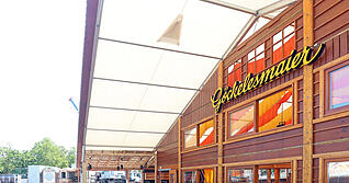 Das Team von Göckelesmaier richtet den Gastronomiebereich für das Volksfest in Heilbronn ein.