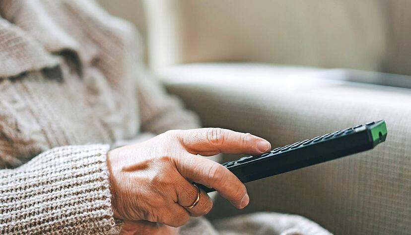 Wenn der Fernsehbildschirm schwarz bleibt, sorgt das f&uuml;r Frust. Mit der erforderlichen Umstellung ihres Ger&auml;ts haben gerade &auml;ltere Nutzer Probleme.