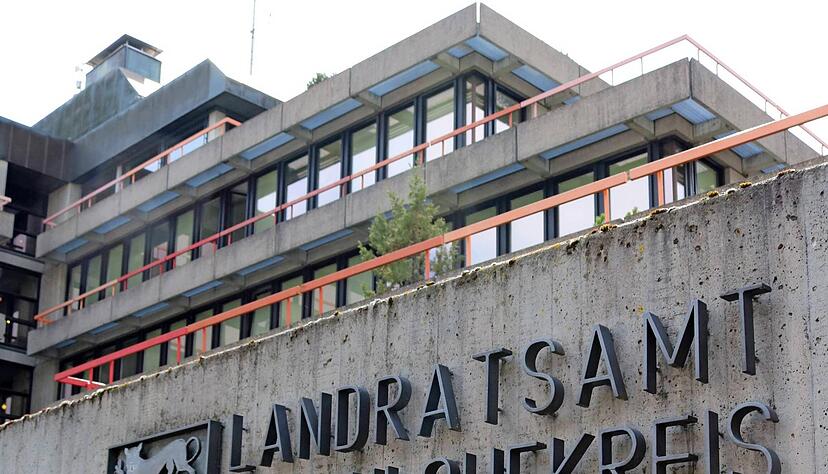 Im Hauptgebäude A des Landratsamts an der Allee in Künzelsau könne die Heizung im Winter angesichts der schlechten Dämmung "nicht so heruntergefahren werden, wie es wünschenswert wäre", erklärt Sprecher Sascha Sprenger.
Foto: Ralf Reichert Im Hauptgebäude A des Landratsamts an der Allee in Künzelsau könne die Heizung im Winter angesichts der schlechten Dämmung "nicht so heruntergefahren werden, wie es wünschenswert wäre", erklärt Sprecher Sascha Sprenger.
Foto: Ralf Reichert