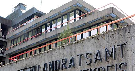 Im Hauptgebäude A des Landratsamts an der Allee in Künzelsau könne die Heizung im Winter angesichts der schlechten Dämmung "nicht so heruntergefahren werden, wie es wünschenswert wäre", erklärt Sprecher Sascha Sprenger.
Foto: Ralf Reichert Im Hauptgebäude A des Landratsamts an der Allee in Künzelsau könne die Heizung im Winter angesichts der schlechten Dämmung "nicht so heruntergefahren werden, wie es wünschenswert wäre", erklärt Sprecher Sascha Sprenger.
Foto: Ralf Reichert