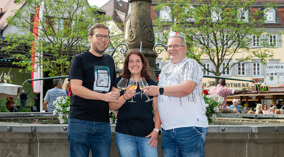 Zahlreiche Besucher genießen ihr Viertele am Öhringer Marktplatz zum Auftakt des Hohenloher Weindorfs. Zahlreiche Besucher genießen ihr Viertele am Öhringer Marktplatz zum Auftakt des Hohenloher Weindorfs.