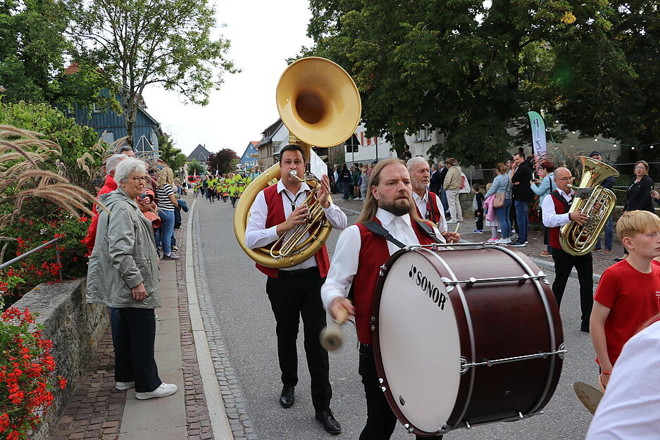 Der Festumzug war dem 50-jährigen Jubiläum des Musikvereins Waldenburg gewidmet.
