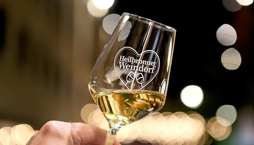 Das Weindorf-Glas muss nicht immer voll sein.
Foto: Archiv/Seidel Das Weindorf-Glas muss nicht immer voll sein.
Foto: Archiv/Seidel