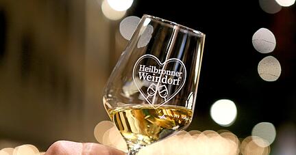 Das Weindorf-Glas muss nicht immer voll sein.
Foto: Archiv/Seidel