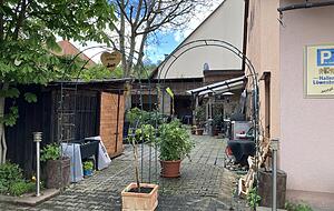 Pflanzenkübel und Co. sind schon wieder hergerichtet, fehlen nur noch ein paar mehr Gäste: der Biergarten "Zur alten Scheuer" in Stuppach. Foto: Wieland Pflanzenkübel und Co. sind schon wieder hergerichtet, fehlen nur noch ein paar mehr Gäste: der Biergarten "Zur alten Scheuer" in Stuppach. Foto: Wieland