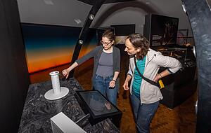 In der neuen Sonderausstellung "Die Sonne − Der Mensch und das Licht" in der Experimenta können Besucher viel über den Himmelskörper und den Umgang der Menschen mit ihm erfahren.