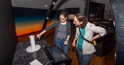 In der neuen Sonderausstellung "Die Sonne − Der Mensch und das Licht" in der Experimenta können Besucher viel über den Himmelskörper und den Umgang der Menschen mit ihm erfahren.
Fotos: Mario Berger