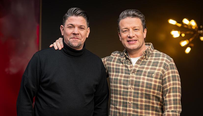 Duell der Spitzenk&ouml;che: Weltstar Jamie Oliver tritt erstmals gegen den deutschen TV-Liebling Tim M&auml;lzer an.