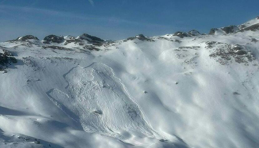 Im Raum Bad Hofgastein gab es einen Lawinenabgang - eine Frau starb in den Schneemassen.