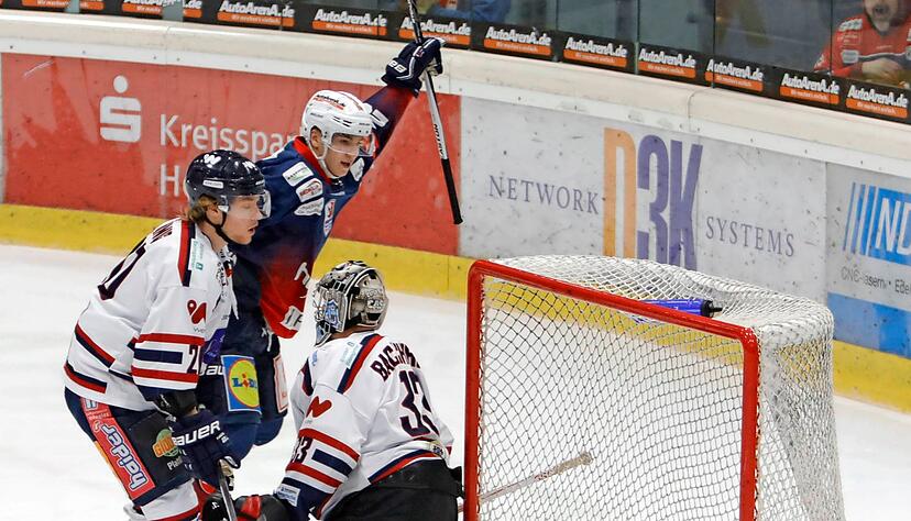 Samuel Soramies (Mitte) jubelt &uuml;ber das 3:0 der Heilbronner Falken. Die Mannschaft von Alexander Mellitzer lie&szlig; Kellerkind Deggendorf keine Chance und gewann das DEL-2-Heimspiel deutlich. Foto: Marc Schmerbeck