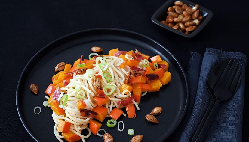 Eine ganze Knolle Knoblauch wird für die Herbst-Pasta zusammen mit dem Kürbis gebacken. So bekommt man eine tolle Karamellnote.