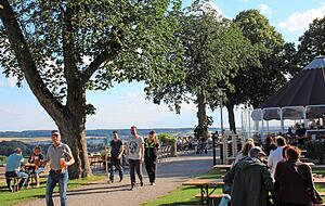 Vom Biergarten der Burg Stettenfels aus geht der Blick weit in die Landschaft. Die Coronavirus-Regeln werden von den Verantwortlichen streng eingehalten.