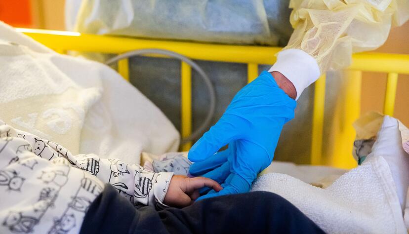 Auf Stationen der Kindermedizin zeigte sich im Dezember 2022 eine angespannte Lage. Doch auch außerhalb von Kliniken liegt manches im Argen. Foto: Archiv Auf Stationen der Kindermedizin zeigte sich im Dezember 2022 eine angespannte Lage. Doch auch außerhalb von Kliniken liegt manches im Argen. Foto: Archiv