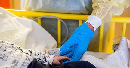 Experten befürchten, dass die Zahl der Infektionsfälle nicht nur bei Kindern, sondern auch bei Erwachsenen in den kommenden Wochen noch weiter steigt. Experten befürchten, dass die Zahl der Infektionsfälle nicht nur bei Kindern, sondern auch bei Erwachsenen in den kommenden Wochen noch weiter steigt.