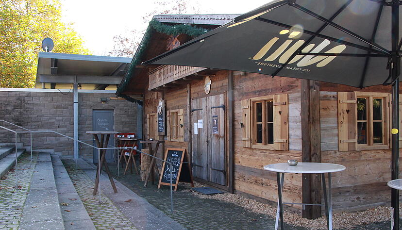 Der K&uuml;nzelsauer Biergarten am Kocher hat sich im Oktober in einen rustikalen Almstadl verwandelt und soll so auch im Winter G&auml;ste anziehen.