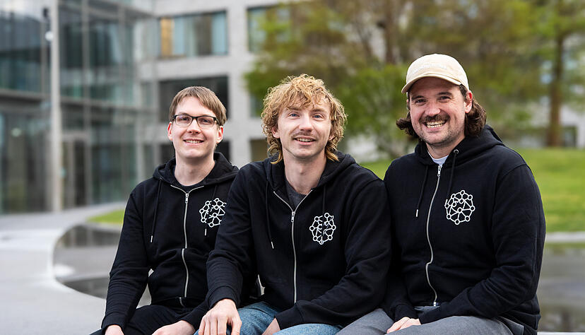 Kombinieren KI und soziale Arbeit (von links): Theodor Sch&ouml;witz, Niclas H&ouml;hl und Philipp Engelsberg.