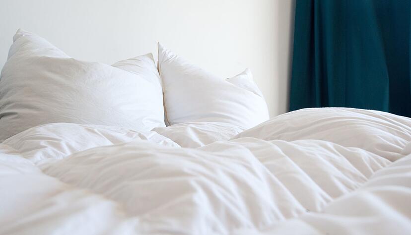 Das Bettzeug mag kuschelig und gemütlich aussehen - an heißen Sommertagen kann das Schlafen darin zur Qual werden. Das Bettzeug mag kuschelig und gemütlich aussehen - an heißen Sommertagen kann das Schlafen darin zur Qual werden.