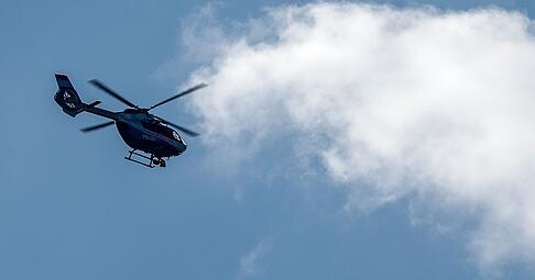 ARCHIV - 26.08.2024, Sachsen-Anhalt, Leuna: Ein Hubschrauber der Polizei fliegt über den Chemiepark Leuna. (zu dpa: «Polizei findet mit Hubschrauber vermissten Senior») Foto: Jan Woitas/dpa +++ dpa-Bildfunk +++