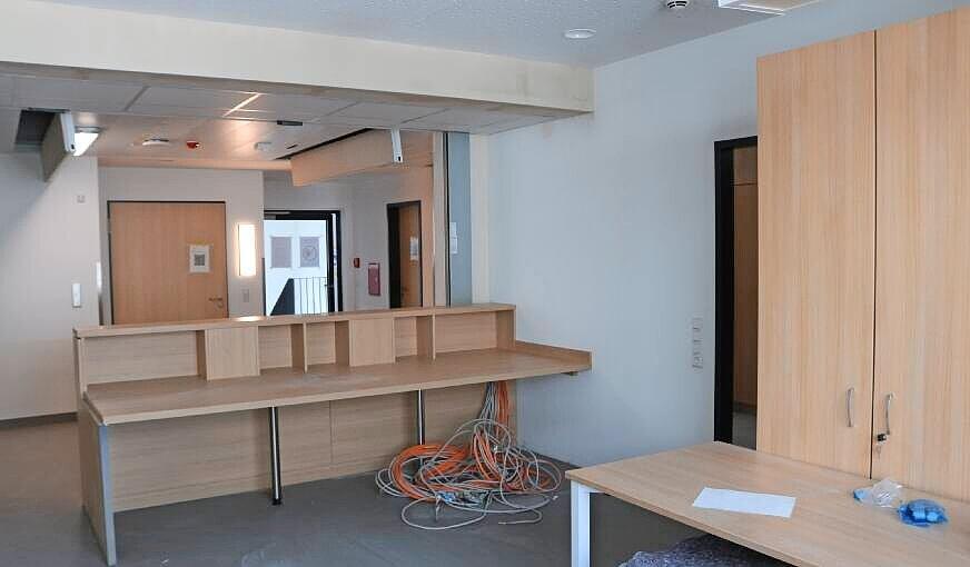 Empfangstheke im dritten Obergeschoss: Von hier aus managen die Pflegeteams den Betrieb im Wahlleistungsbereich.