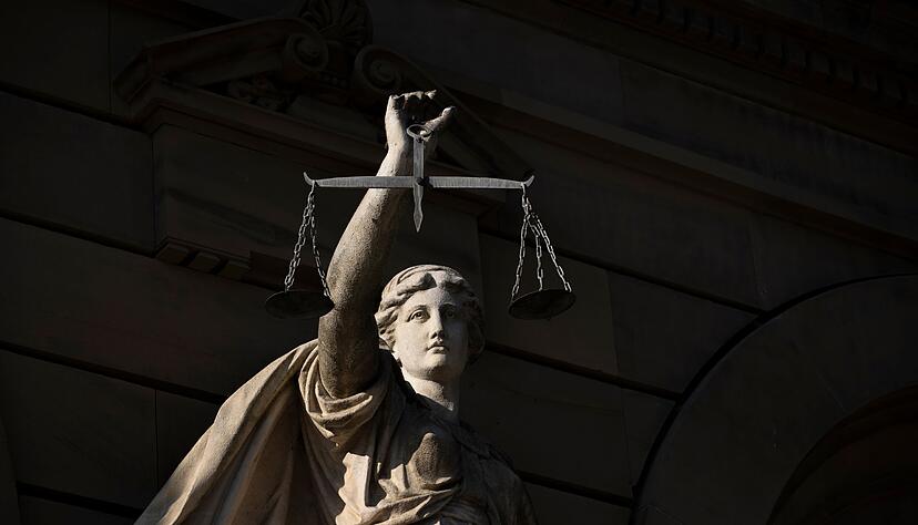 Stimmt der leibliche Vater einer Änderung des Nachnamens seines Kindes nicht zu, kann das Familiengericht seine Einwilligung ersetzen - wenn dies dem Kindeswohl dient. Stimmt der leibliche Vater einer Änderung des Nachnamens seines Kindes nicht zu, kann das Familiengericht seine Einwilligung ersetzen - wenn dies dem Kindeswohl dient.
